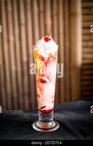 knickerbocker Glory glace dimanche avec des fruits et de la crème fouettée Banque D'Images