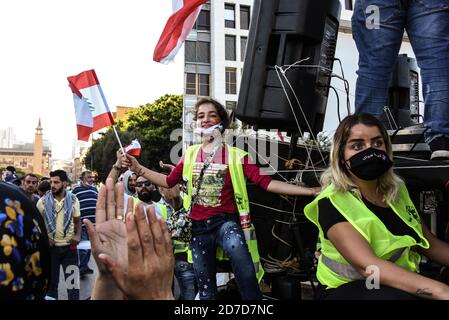 Beyrouth, Liban, 17 octobre 2020. Les manifestants anti-gouvernement défilant de la place Martyrs vers une autoroute en face du site de l'explosion pour marquer l'anniversaire de la Thawra libanaise, un an après le début des manifestations le 17 octobre 2019 Banque D'Images