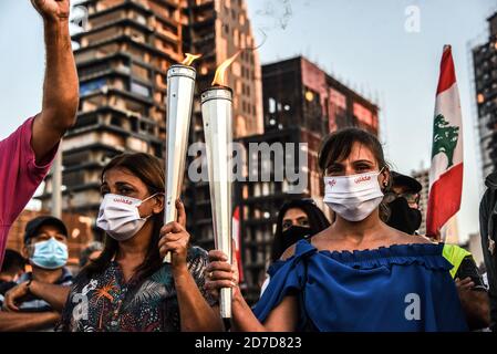 Beyrouth, Liban, 17 octobre 2020. Les manifestants se rassemblent sur l'autoroute Charles helou, à côté du port de Beyrouth, pour célébrer l'anniversaire de la Thawra libanaise, un an après le début des manifestations le 17 octobre 2019 Banque D'Images