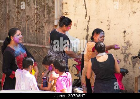 Mumbai, Inde - 21 mars 2019 : les gens de la région célèbrent le holi, un festival hindou coloré de l'Inde. Banque D'Images