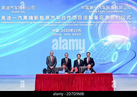 Londres, Royaume-Uni. 22 octobre 2020. Le premier constructeur automobile chinois, First Automotive Works (FAW), et le constructeur automobile allemand Audi signent un protocole d'entente sur la création d'une coentreprise de production de véhicules électriques basée sur la plate-forme PPE à Changchun, dans la province de Jilin, au nord-est de la Chine, le 13 octobre 2020. Credit: Xinhua/Alay Live News Banque D'Images