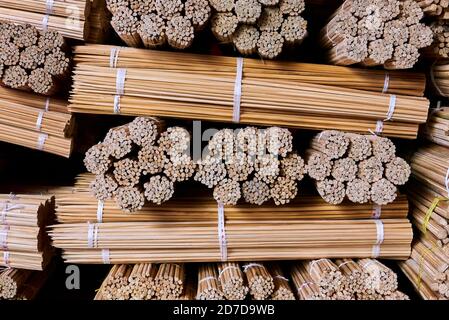 Gros plan de faisceaux isolés de longs bâtons de brochette de bambou pour utilisation dans des endroits de barbecue, stockés sur une étagère dans un magasin de marché aux Philippines, en Asie Banque D'Images