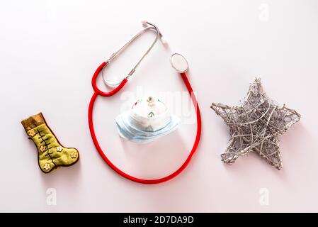 Masques sanitaires et décorations de Noël pour Noël 2020. Banque D'Images