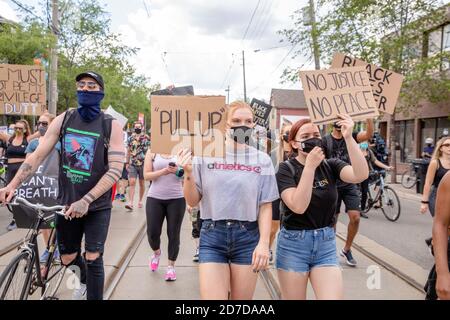 Toronto, Ontario, Canada. 6 juin 2020. Les manifestants portant un masque facial tiennent des pancartes pendant la manifestation.la mort de George Floyd, alors que la police de Minneapolis est sous la garde de ses policiers, a déclenché des manifestations de solidarité dans tout le pays, ainsi que des manifestations de solidarité dans le monde entier. Crédit : Shawn Goldberg/SOPA Images/ZUMA Wire/Alay Live News Banque D'Images