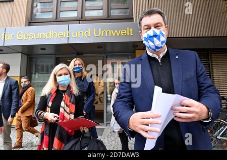 Munich, Allemagne. 22 octobre 2020. Melanie Huml (CSU), ministre d'État à la Santé et aux soins infirmiers, et Markus Söder (CSU), ministre-président de la Bavière, se renseigner sur la gestion des personnes-ressources dans la capitale bavaroise lors d'une visite du ministère de la Santé et de l'Environnement. Credit: Peter Kneffel/dpa/Alay Live News Banque D'Images