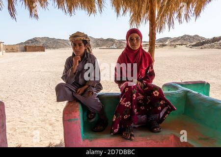 Hurghada, Égypte - 1er octobre 2020 : garçon et fille bédouin vêtiés de vêtements traditionnels Banque D'Images