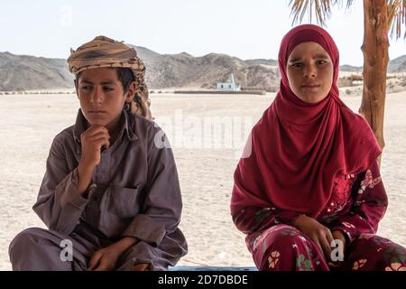 Hurghada, Égypte - 1er octobre 2020 : garçon et fille bédouin vêtiés de vêtements traditionnels Banque D'Images