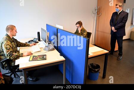 Munich, Allemagne. 22 octobre 2020. Markus Söder (r, CSU), ministre-président de la Bavière, s'est intéressé à la gestion des personnes de contact dans la capitale bavaroise lors d'une visite du ministère de la Santé et de l'Environnement. Certains lieux de travail sont également occupés par des soldats de la Bundeswehr. Credit: Peter Kneffel/dpa/Alay Live News Banque D'Images