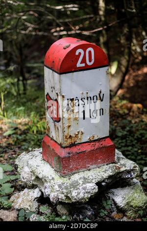 Panneau de signalisation routière ancien et usé indiquant 1 km jusqu'à la ville roumaine de Rasnov. Banque D'Images