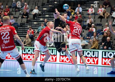 Aalborg, Danemark. 21 octobre 2020. Sander Sagosen (5) de THW Kiel et Magnus Saugstrup (14) et Mads Christiansen (20) d'Aalborg, vus dans le match de la Ligue des champions de l'EHF entre Aalborg Handball et THW Kiel à Jutlander Bank Arena à Aalborg. (Crédit photo : Gonzales photo/Alamy Live News Banque D'Images