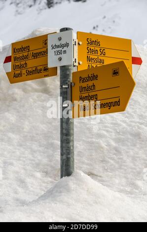 Sentier jaune dans la neige avec diverses destinations de randonnée, Schwaigalp, canton d'Appenzell-Rhodes-extérieures, Suisse Banque D'Images
