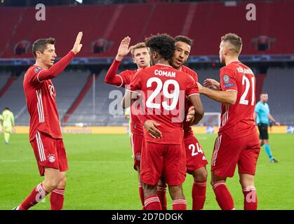 Kingsley COMAN, FCB 29 célèbre son but, heureux, rire, célébration, 1-0, Corentin TOLISSO, FCB 24 Robert LEWANDOWSKI, FCB 9 Lucas HERNANDEZ (FCB 21) Thomas MUELLER, MÜLLER, FCB 25 dans le match FC BAYERN MUENCHEN - ATLETICO MADRID 4-0 de football Ligue des champions de l'UEFA en saison 2020/2021 à Munich, 21 octobre, 2020. © Peter Schatz / Alamy Live News / Pool les règlements de l'UEFA interdisent toute utilisation de photographies comme séquences d'images et/ou quasi-vidéo important: Agences de presse nationales et internationales HORS usage éditorial SEULEMENT Banque D'Images