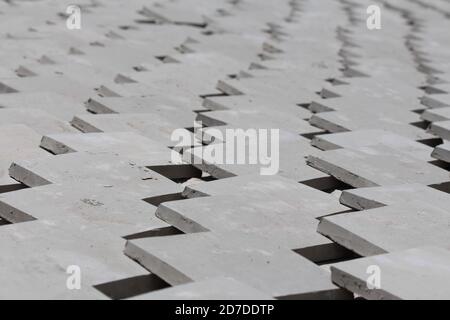 Carrelage fait main séchant au soleil, au Maroc Banque D'Images