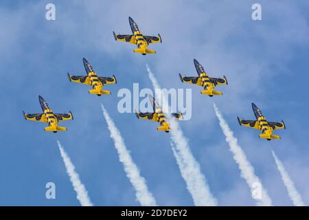 Baltic Bees Jet Team volant dans les nuages avec de la fumée Au salon Radom Airshow 2018 Banque D'Images