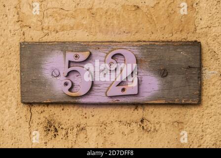 Plaque en bois de grunge avec des intempéries du nombre d'adresses de rue avec numéro 52 Banque D'Images