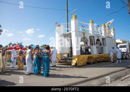 Frederiksted, Sainte-Croix, Îles Vierges américaines - janvier 4,2020 : parade annuelle avec danseurs en tenue formelle et le château de Jones flotte sur Sainte-Croix Banque D'Images