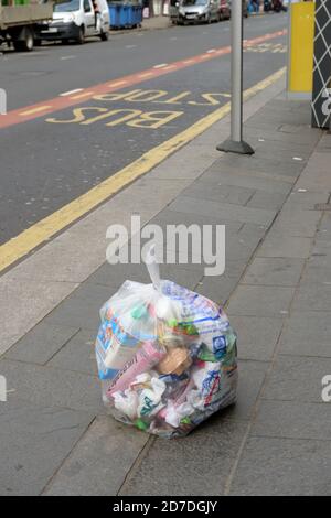 Un sac de papier recyclé placé au bord de la chaussée en attente de collecte dans le centre-ville de Glasgow, en Écosse, au Royaume-Uni Banque D'Images