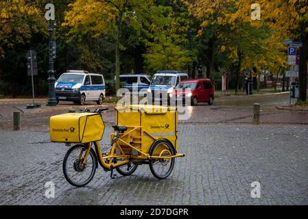 Magdebourg, Allemagne. 14 octobre 2020. Le vélo d'un postier du Deutsche Post se trouve en face de la cathédrale de Magdeburg. Derrière elle, trois véhicules de police sont visibles. Credit: Stephan Schulz/dpa-Zentralbild/ZB/dpa/Alay Live News Banque D'Images
