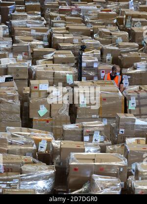 07 septembre 2020, Saxe-Anhalt, Osterweddingen: Un employé se tient entre des palettes de colis dans le nouveau centre logistique d'Amazon. Photo: Ronny Hartmann/dpa-Zentralbild/ZB Banque D'Images