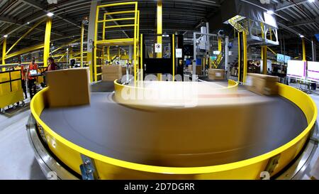 07 septembre 2020, Saxe-Anhalt, Osterweddingen: Un colis est transporté sur un tapis roulant dans le nouveau centre logistique d'Amazon. Photo: Ronny Hartmann/dpa-Zentralbild/ZB Banque D'Images