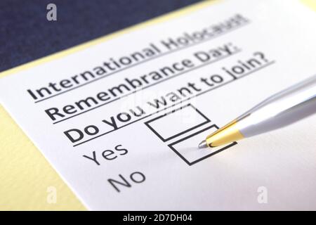 Une personne répond à une question sur la journée internationale du souvenir de l'holocauste. Banque D'Images