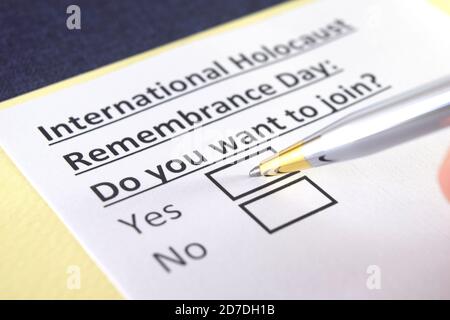 Une personne répond à une question sur la journée internationale du souvenir de l'holocauste. Banque D'Images