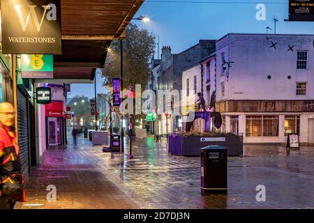 Abington Street dans le centre-ville sur une matinée humide à l'automne, Northampton, Angleterre, Royaume-Uni. Banque D'Images