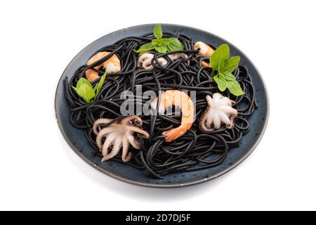 Pâtes à l'encre de seiches noires avec crevettes ou crevettes et petits pieuvres isolées sur fond blanc. Vue latérale, gros plan Banque D'Images