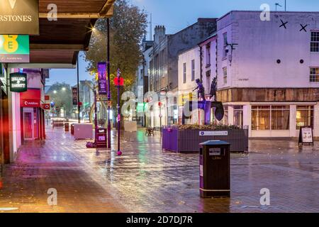 Abington Street dans le centre-ville sur une matinée humide à l'automne, Northampton, Angleterre, Royaume-Uni. Banque D'Images