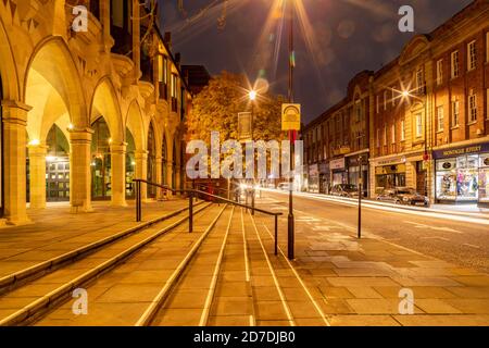 Le Guildhall tôt dans le centre-ville sur une matinée humide à l'automne, Northampton, Angleterre, Royaume-Uni. Banque D'Images