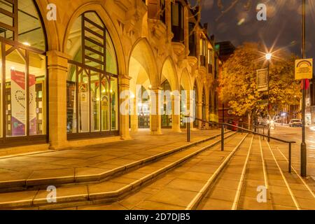 Le Guildhall tôt dans le centre-ville sur une matinée humide à l'automne, Northampton, Angleterre, Royaume-Uni. Banque D'Images