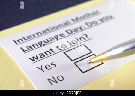 Une personne répond à une question sur la journée internationale de la langue maternelle. Banque D'Images