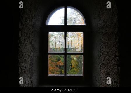 Kaufbeuren, Allemagne. 22 octobre 2020. Vous pourrez admirer des arbres décolorés de manière automatique derrière une fenêtre de la tour du château médiéval de Kemnat. Credit: Karl-Josef Hildenbrand/dpa/Alay Live News Banque D'Images