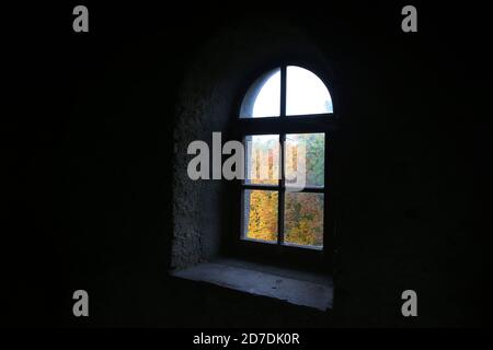 Kaufbeuren, Allemagne. 22 octobre 2020. Vous pourrez admirer des arbres décolorés de manière automatique derrière une fenêtre de la tour du château médiéval de Kemnat. Credit: Karl-Josef Hildenbrand/dpa/Alay Live News Banque D'Images