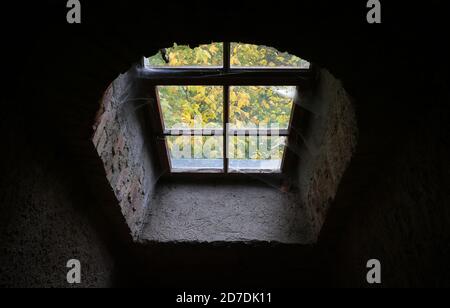 Kaufbeuren, Allemagne. 22 octobre 2020. Vous pourrez admirer des arbres décolorés de manière automatique derrière une fenêtre de la tour du château médiéval de Kemnat. Credit: Karl-Josef Hildenbrand/dpa/Alay Live News Banque D'Images