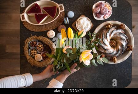 Petit déjeuner ou brunch table avec des ingrédients sains pour un délicieux repas de Pâques avec des amis et la famille autour de la table. Le concept du Banque D'Images