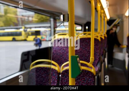 21 octobre 2020, Berlin: Une vue intérieure du nouveau BVG double-decker. Le bus de type 'Alexander Dennis Enviro500' est stationné au dépôt de bus BVG Müllerstraße. Le Berliner Verkehrsbetriebe présente deux nouveaux doubles-deckers BVG. Le bus peut accueillir 112 passagers, mesure 2.55 mètres de large et 4.06 mètres de haut. À partir de la mi-novembre, les véhicules devraient fonctionner sur la ligne 100. Photo: Kira Hofmann/dpa-Zentralbild/ZB Banque D'Images