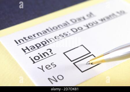 Une personne répond à une question sur la journée internationale du bonheur. Banque D'Images
