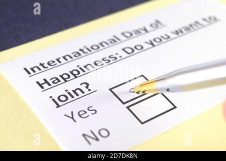 Une personne répond à une question sur la journée internationale du bonheur. Banque D'Images