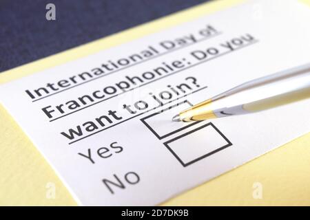 Une personne répond à une question sur la Journée internationale de la francophonie. Banque D'Images