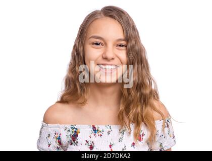 Bonne adolescente riant très heureuse, isolée sur fond blanc Banque D'Images