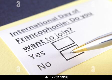 Une personne répond à une question sur la Journée internationale de la francophonie. Banque D'Images