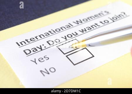 Une personne répond à une question sur la Journée internationale de la femme. Banque D'Images