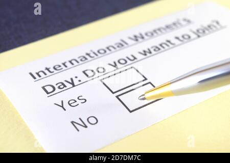 Une personne répond à une question sur la Journée internationale de la femme. Banque D'Images