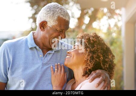 Portrait d'un couple afro-américain souriant dans Garden at Accueil Banque D'Images