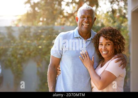 Portrait d'un couple afro-américain souriant dans Garden at Accueil Banque D'Images