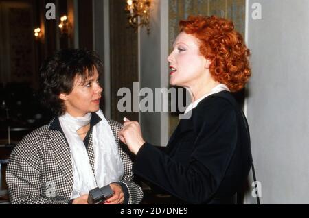 Elisabeth Volkmann (rechts), deutsche Schauspielerin und Synchronsprecherin, stellt in Hamburg der Kollegat Simone Retel ihre neue Hautpflege-Serie 'Hautfrühling' vor, Deutschland 1988. Banque D'Images