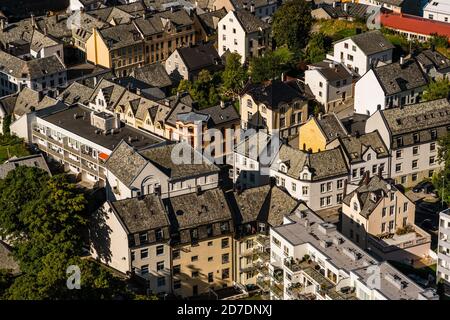 Vue aérienne d'un discique d'Ålesund Norvège sur un journée ensoleillée à la fin de l'été Banque D'Images