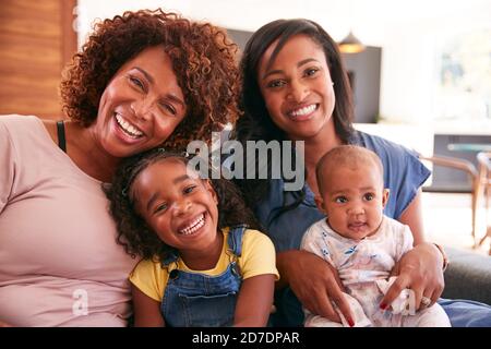 Portrait de la famille afro-américaine féminine multigénération assise sur un canapé À la maison Banque D'Images