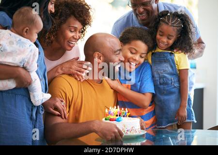 Famille afro-américaine de plusieurs générations célébrant ensemble l'anniversaire des Pères à la maison Banque D'Images